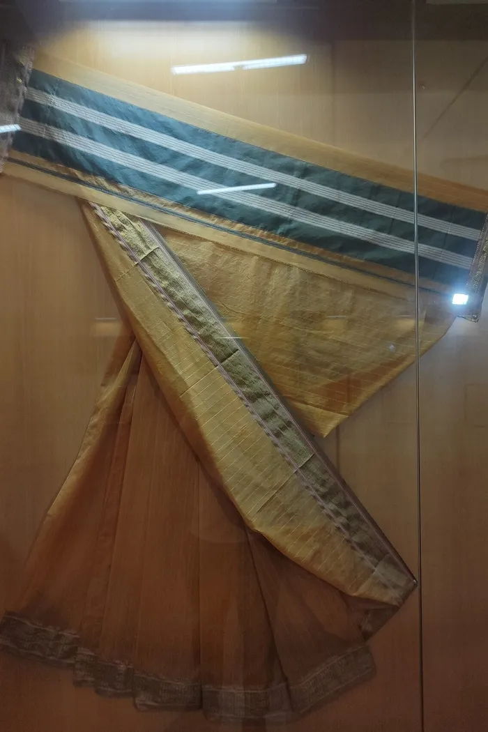 Golden Beige Maheshwari Silk Cotton Saree